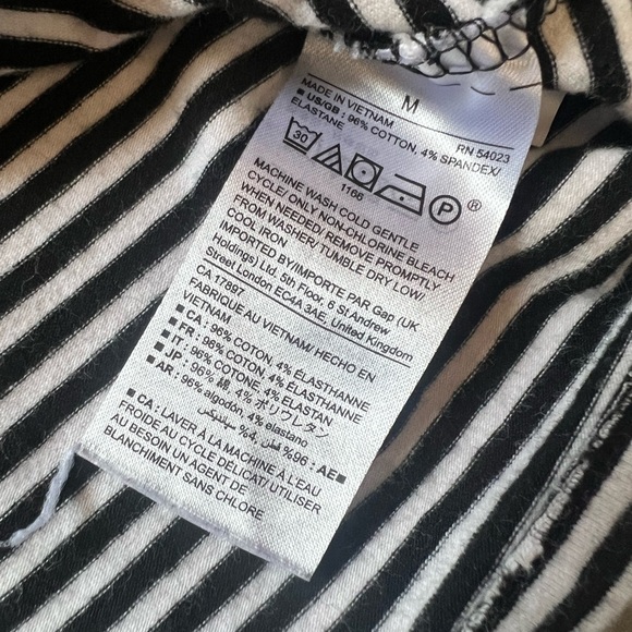 Gap horizontal striped ruffle sleeve hem scoop neck top. Size M - Picture 6 of 6